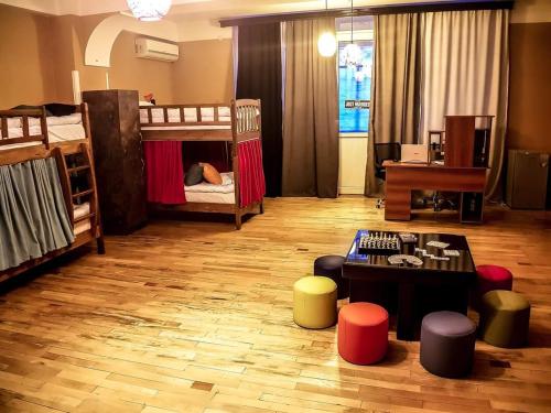 第比利斯Museum Hostel的客厅配有两张双层床和一张桌子