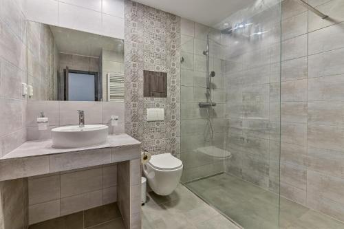 俄斯特拉发Hotel Stračena City的浴室配有卫生间、盥洗盆和淋浴。