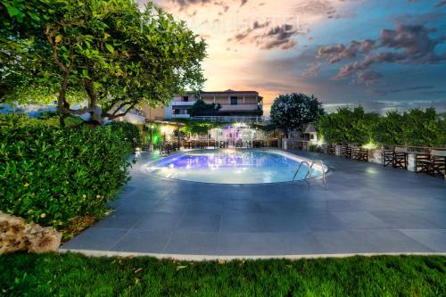阿默达拉-伊拉克利翁洛克萨尼酒店的夜间在院子里的大型游泳池