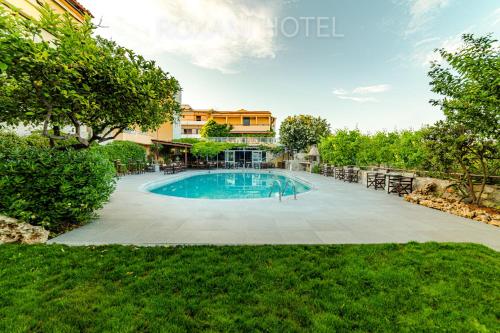 阿默达拉-伊拉克利翁洛克萨尼酒店的庭院中间的游泳池
