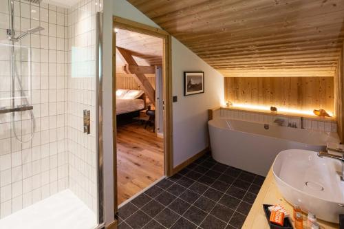 夏蒙尼-勃朗峰Chalet du Gouter - Chamonix All Year的带浴缸、水槽和淋浴的浴室