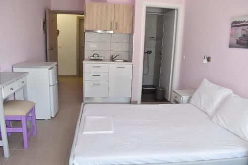 帕拉利亚卡泰里尼斯Giorgos-Fenia Apartments的小型公寓 - 带床和厨房