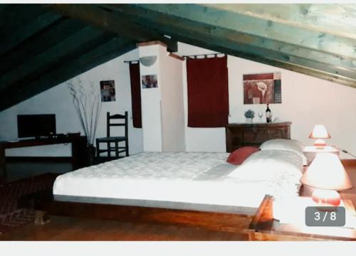 LoceriLa fontanella的卧室配有一张白色大床和一张书桌