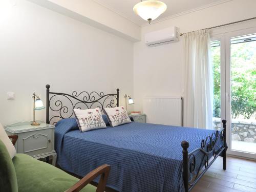 KariáFrida's House的一间卧室配有蓝色的床和枕头