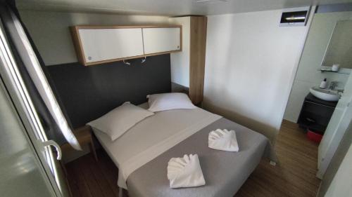 奥瑞比克New Adria mobile Home - camp Vala的小房间设有床和水槽