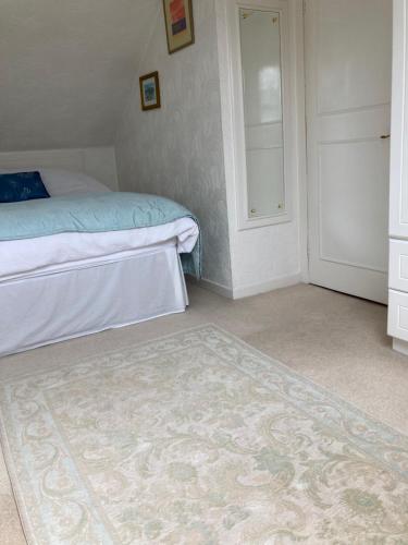 普雷斯蒂克Rose Cottage的卧室配有一张床,地板上铺有地毯