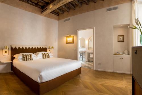 佛罗伦萨Casa G. Firenze的一间卧室,卧室内配有一张大床