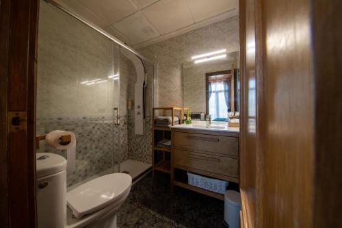 格拉塔略普斯Cassola Del Priorat的一间带卫生间、水槽和镜子的浴室