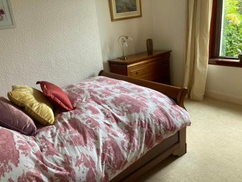 普雷斯蒂克Rose Cottage的卧室内的一张带四个枕头的床