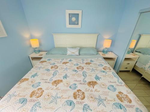 迈尔斯堡海滩#902 Lovers Key Beach Club的一间卧室配有一张蓝色墙壁的床