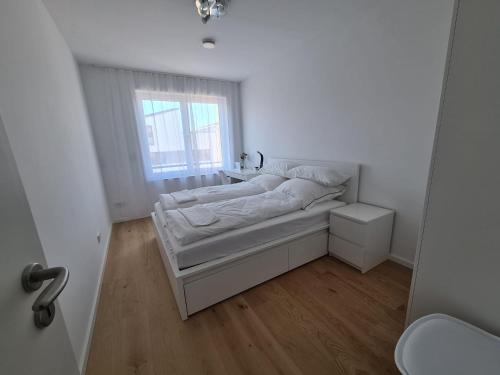 汉诺威Private Room near Hannover Fair的一间白色的小房间,配有床和窗户