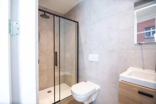 吕伐登Appartement in binnenstad/centrum van Leeuwarden的带淋浴、卫生间和盥洗盆的浴室