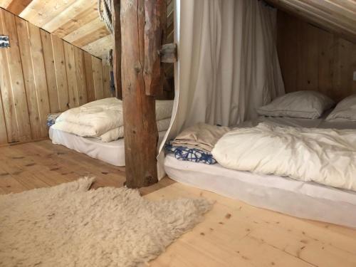 拉格拉沃Mon Roc - Maison de montagne atypique avec vue的木墙客房的两张双层床