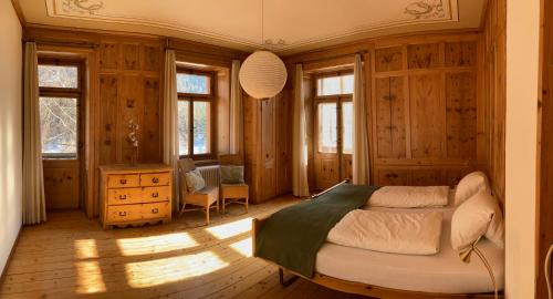 阿尔瓦努Felsahus的卧室配有一张床、一张书桌和窗户。