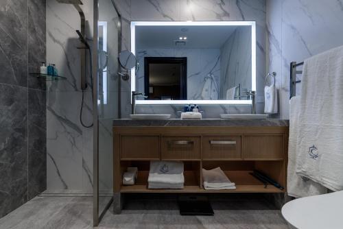 皇后镇The Carlin Boutique Hotel的一间带两个盥洗盆和大镜子的浴室