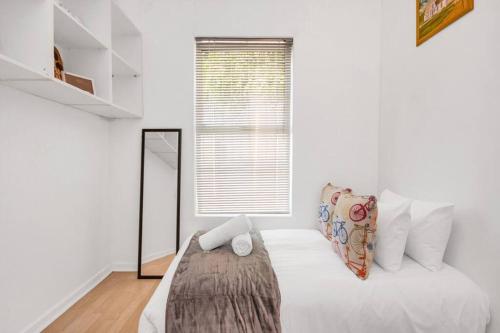 开普敦Working Professionals, Modern, Cozy, WiFi的一间卧室配有一张带镜子的床和窗户