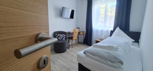 斯泰尔维奥Apartment Traube - Stelvio的一间小卧室,配有一张床和一张桌子