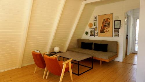 日基Domek Mały Las的客厅配有沙发和桌椅