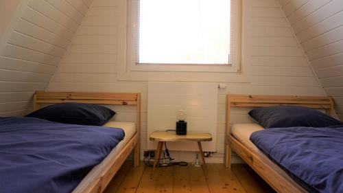 日基Domek Mały Las的小型客房 - 带2张床和窗户