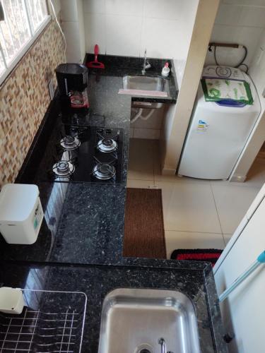 里约布兰科Condomínio DINASEG的一间带水槽和炉灶的小厨房