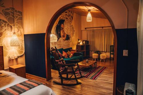 瓦拉斯Selina Huaraz的一间带拱门的卧室和一间带沙发的客厅