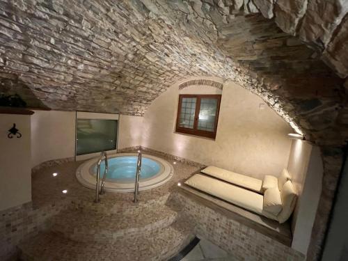 卡斯特利纳-因基安蒂帕拉佐斯奎西亚酒店的石头建筑中一间带浴缸的大浴室