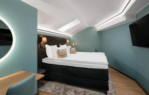 图尔库Hotel Kakola的一间卧室设有一张蓝色墙壁的大床