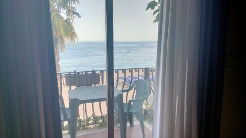 勒托阳尼Hotel San Pietro的客房可从窗户欣赏到海景