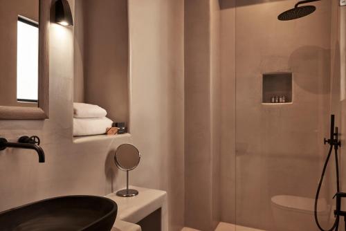 米克诺斯城Maison Central的一间带黑色浴缸和卫生间的浴室