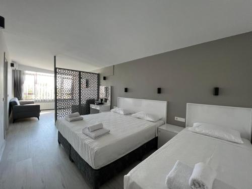 伊斯坦布尔半岛酒店的酒店客房,配有两张床和椅子