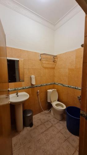 棉兰Acirasa Homestay Medan的一间带卫生间和水槽的浴室