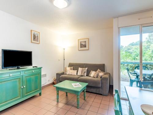 拉卡诺奥肯Apartment Village Cheval Spa Résidences-4 by Interhome的带沙发和电视的客厅