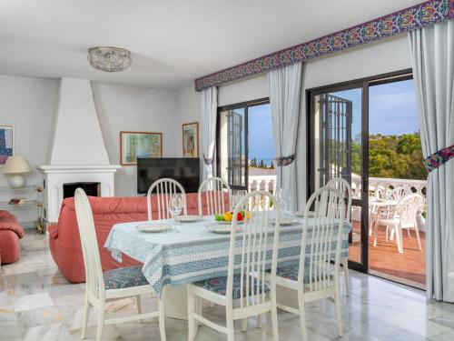 米哈斯科斯塔Villa Querida by Interhome的客厅配有桌子和沙发