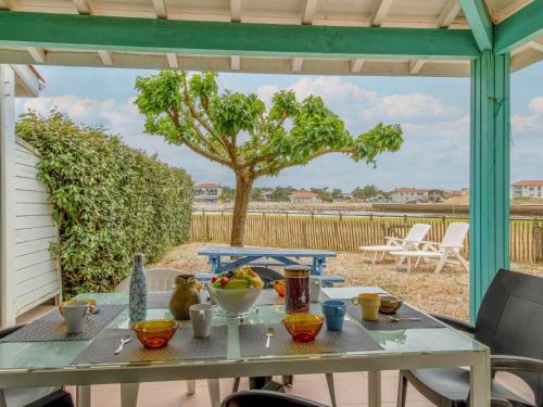 米尼赞海滩Holiday Home Le Hameau des Pêcheurs 5-1 by Interhome的露台的桌子,享有树木的景色
