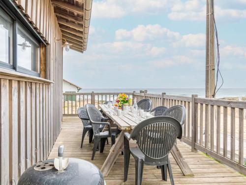米尼赞海滩Holiday Home Les Mouettes by Interhome的海滩甲板上的餐桌和椅子