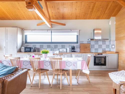 米尼赞海滩Holiday Home Les Mouettes by Interhome的一间厨房,里面配有桌椅