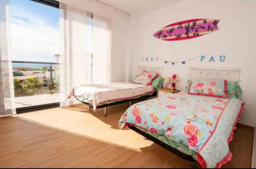 托罗克斯Villa Torre Paraíso的一间卧室设有两张床和大窗户