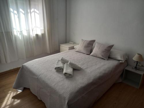 塞维利亚塞维利亚韦尔耶罗旅馆的卧室配有白色床和毛巾
