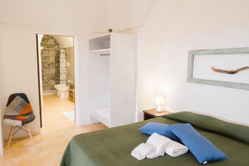 潘泰莱里亚Il Mulino di Scauri的一间带绿色床的卧室和一间浴室