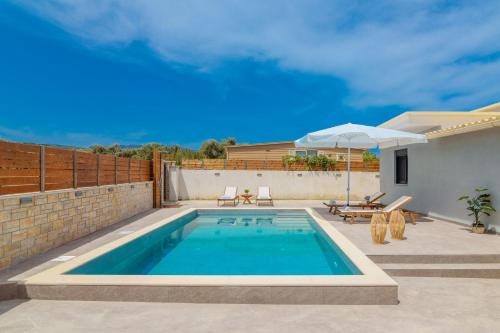 基普塞利Allegra Villa的一座房子后院的游泳池