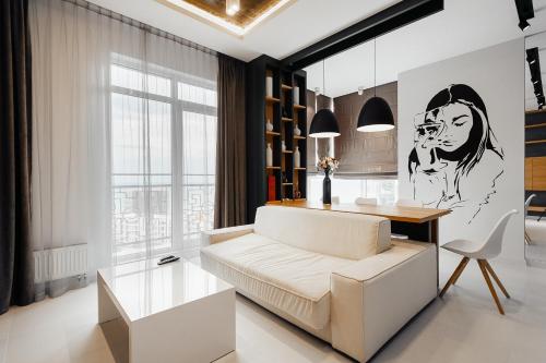 敖德萨太阳城公寓的客厅配有沙发和桌子