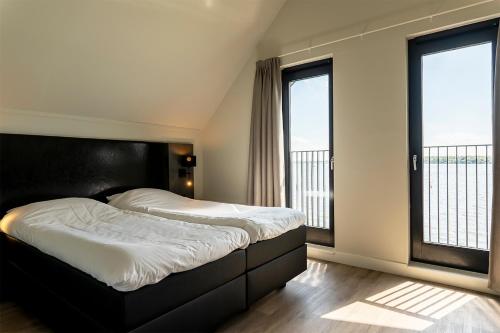 劳雷尔苏格Baayvilla's的一间卧室设有两张床和两个窗户。