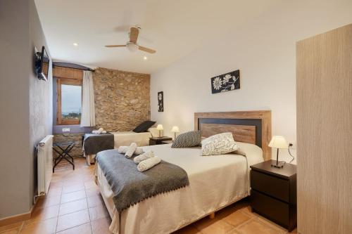 MontiróMas Ribas Turismo Rural的一间卧室设有一张床和一间客厅。