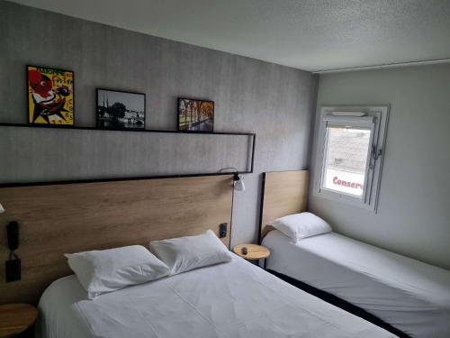 巴约讷巴约讷中心宜必思酒店的一间卧室设有两张床和窗户。