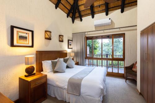 雾观Legend Safaris 257B - in Kruger Park Lodge的一间卧室设有一张大床和一个窗户。
