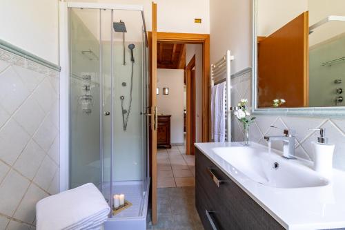 CarbognanoVilla Vacanze La Quercia的一间带水槽和淋浴的浴室