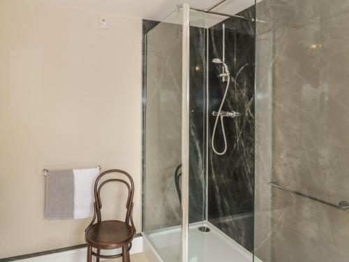 安南7 Cummertrees的浴室内带椅子的玻璃淋浴间