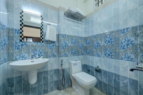 蒙纳Kurinji Wanderlust Resort Munnar的蓝色瓷砖浴室设有卫生间和水槽