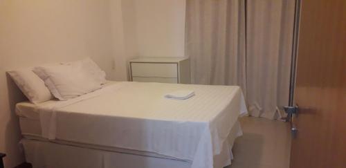 伊列乌斯Privileg的一间卧室配有一张带白色床罩的床