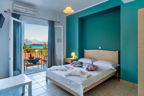 奈德里圣拉扎罗酒店的一间卧室设有一张床,享有海景